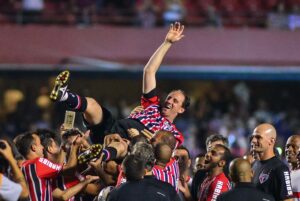 SÃO PAULO, SP - 11.12.2015: JOGO PARA SEMPRE MITO - Rogério Ceni do São Paulo se despede da torcida após a partida entre os Campeões Mundiais de 92/93 contra os campeões mundiais de 2005 para comemorar o último jogo da carreira de Rogério Ceni, realizada no Estádio Cicero Pompeu de Toledo, conhecido como Estádio do Morumbi. (Foto: Maurício Rummens / Fotoarena)